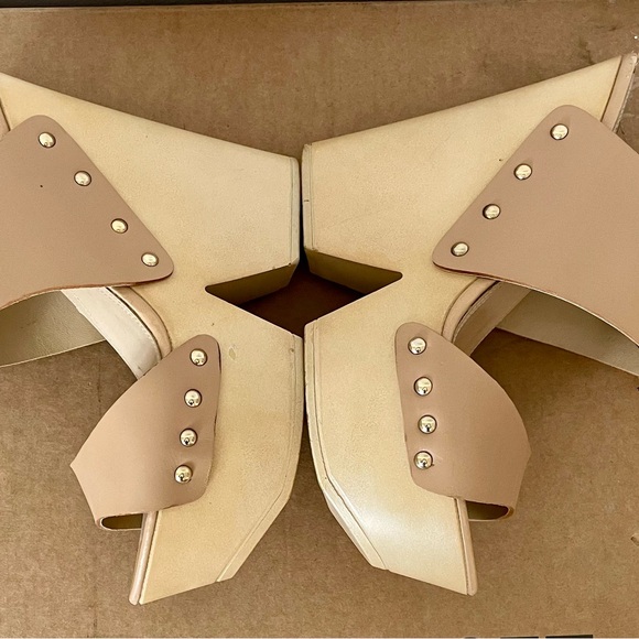 BCBGMaxAzria Tan Platform Wedge Sandal Sz 7.5 - Picture 2 of 10